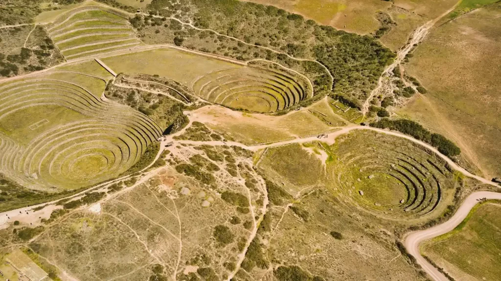 Mejores Experiencias de Turismo Vivencial en Cusco 4 Terrazas de Maras Moray con campos circulares incas antiguos en un tour de lujo por Perú – Aremika Travel