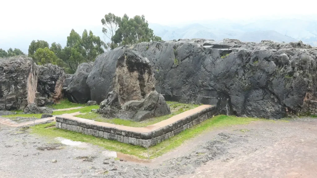 7 Días en Cusco: Itinerario Completo con Vinicunca, Humantay y T'aqrachullo 2 La huaca de roca principal y la plaza ceremonial en el complejo arqueológico de Qenqo, un importante sitio religioso Inca para tours en las afueras de Cusco, Perú – Aremika Travel